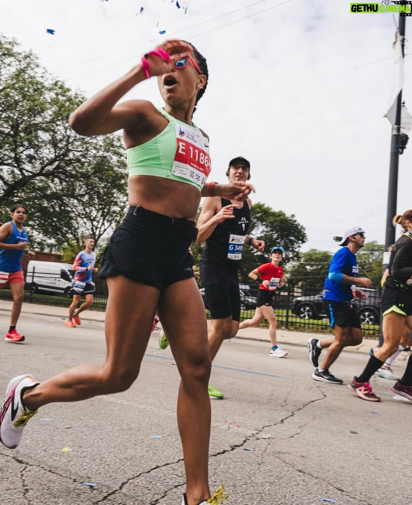 Lauren Ridloff Instagram - Happy #medalmonday! The hard work paid off and I felt like the miles flew by (at least some of them!). Thank you to @brooksrunning @alisondesir @hansonsbrooksodp and @chimarathon for the training, support and an incredible race weekend, and most importantly to my FAMILY for cheering me on every step of the way 🤟🏽🤟🏽I’m already wondering what my next marathon will be… 📸 @jayhallphotos