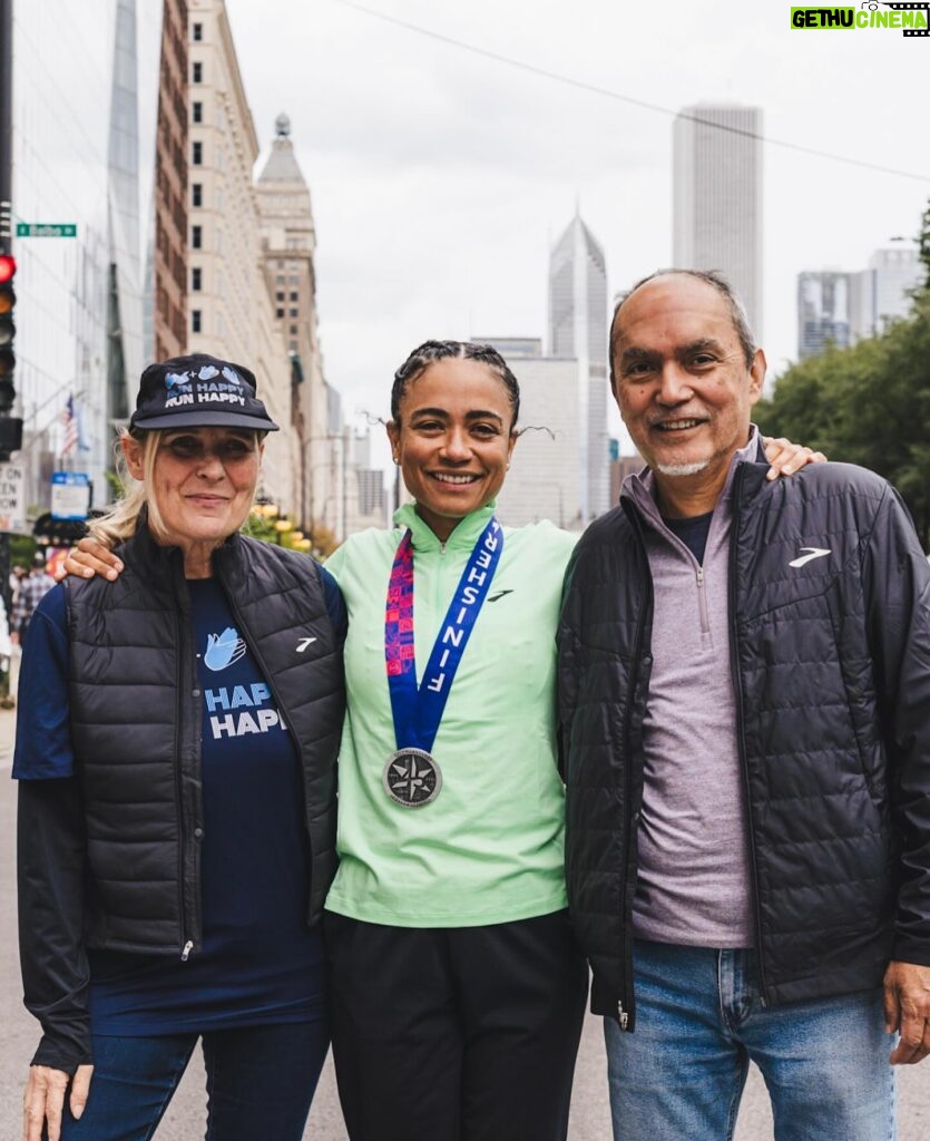 Lauren Ridloff Instagram - Happy #medalmonday! The hard work paid off and I felt like the miles flew by (at least some of them!). Thank you to @brooksrunning @alisondesir @hansonsbrooksodp and @chimarathon for the training, support and an incredible race weekend, and most importantly to my FAMILY for cheering me on every step of the way 🤟🏽🤟🏽I’m already wondering what my next marathon will be… 📸 @jayhallphotos