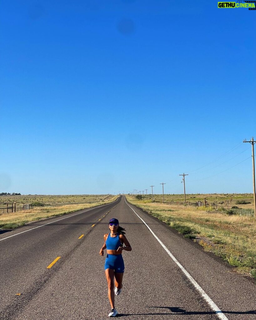 Lauren Ridloff Instagram - Miles in Marfa, Texas. Running is amazing. And awful. But there are a lot of average miles in between and that’s when I relax 💙