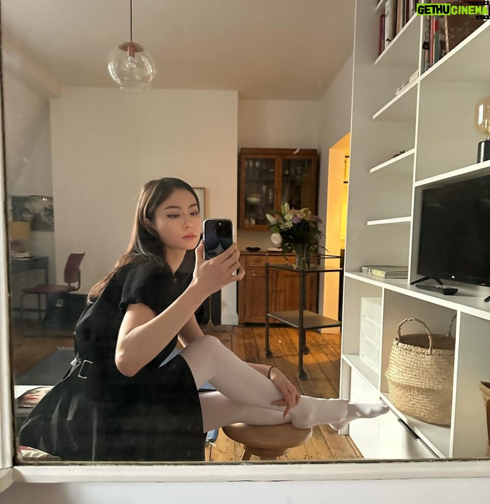 Lauren Tsai Instagram - back to work in london ☔️