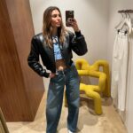 Laury Thilleman Instagram - Ma pellicule me prouve que je porte ce jog violet un peu trop souvent🦄 du coup j’ai été faire du shopping et j’ai bien failli repartir avec le siège de la cabine 👔👖🛋️ tandis que @marinelorphelin_off ne désespère pas m’apprendre le ban bourguignon 👋🏻 la dernière ces kdo 🥷