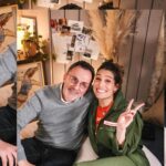 Laury Thilleman Instagram - Sans @fredericlopez.officiel comme premier invité je n’aurais pas repris ce podcast. Il y a un an tout pile je suis invitée à participer à l’émission « un Dimanche à la Campagne » qu’il anime. C’est à cette occasion que je le rencontre pour la première fois, tandis que je traverse une période d’ultra vulnérabilité. Non y avons passé 48h hors du temps. Avons pris le temps de s’abandonner à des discussions sans fin hors caméra. Je suis revenue de ce tournage et de nos échanges chamboulée. Quelque chose s’était passé. Comme une petite renaissance. Certains lectures sont d’excellents médicaments, et je crois que certaines personnes peuvent l’être aussi. Et selon moi, Frédéric as ce pouvoir là. Alors RDV demain pour découvrir son épisode ✨ sur YouTube en vidéo et en audio sur toutes les plateformes d’écoute 🎧