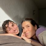 Laury Thilleman Instagram - Ma pellicule me prouve que je porte ce jog violet un peu trop souvent🦄 du coup j’ai été faire du shopping et j’ai bien failli repartir avec le siège de la cabine 👔👖🛋️ tandis que @marinelorphelin_off ne désespère pas m’apprendre le ban bourguignon 👋🏻 la dernière ces kdo 🥷