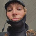 Laury Thilleman Instagram - Ma pellicule me prouve que je porte ce jog violet un peu trop souvent🦄 du coup j’ai été faire du shopping et j’ai bien failli repartir avec le siège de la cabine 👔👖🛋️ tandis que @marinelorphelin_off ne désespère pas m’apprendre le ban bourguignon 👋🏻 la dernière ces kdo 🥷