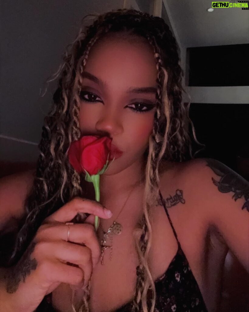 Lauryn McClain Instagram - happy late “stay out of my dms” day❤️🌹💌🥂