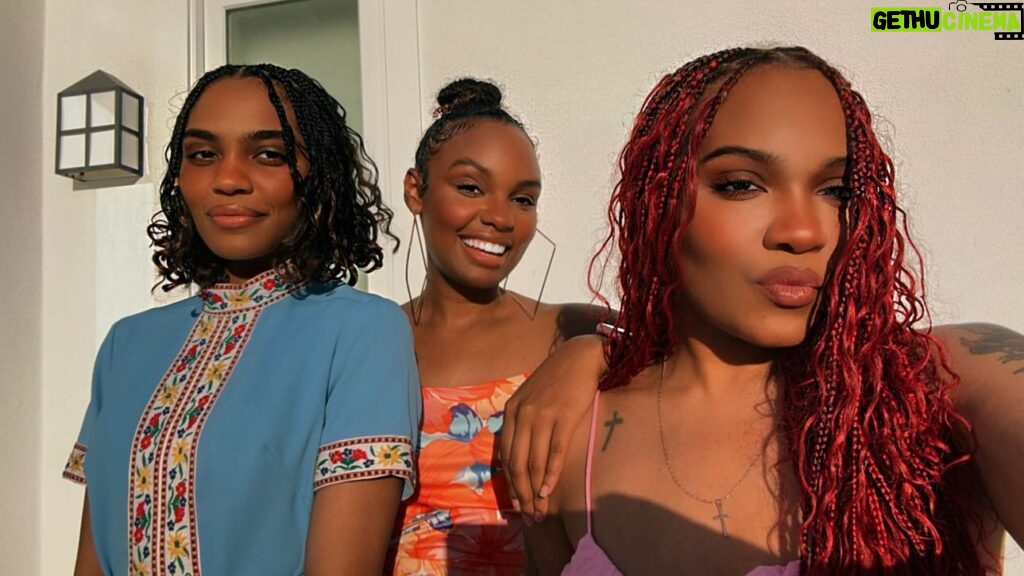 Lauryn McClain Instagram - i love you my girls.💙🧡❤️