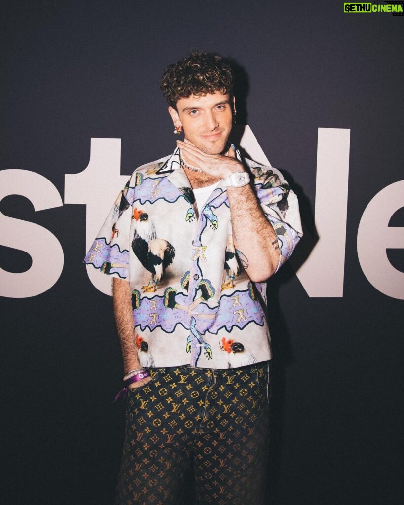 Lauv Instagram - He’s handsome @bazzi last slide haha me I’m just a lil chicken x slay photos by @blackprints @spotify u run the world x