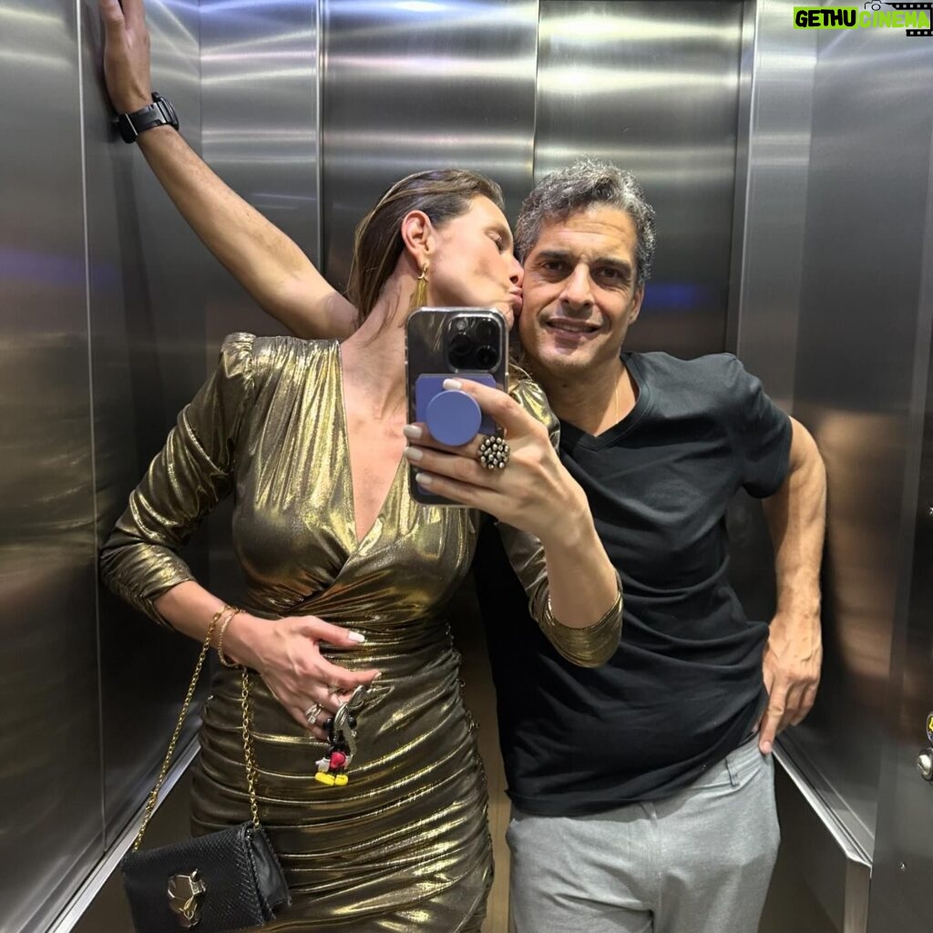 Lavínia Vlasak Instagram - Mirror selfies…❤️💄 #goldendress
