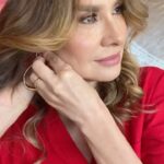 Lavínia Vlasak Instagram - Vista-se com a sua melhor roupa, passe o seu melhor batom, coloque seu melhor perfume, calce o seu melhor sapato, tome uma dose de desapego, saia para ser divertir e volte com a bolsa cheia de amor próprio. Boa sexta!