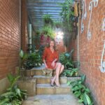 Lavínia Vlasak Instagram - A elegância não está apenas nas roupas, mas na maneira como você as usa para refletir sua autenticidade e bom gosto. ❤️ #Moda