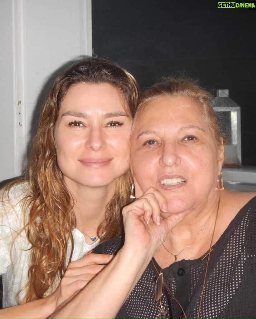 Lavínia Vlasak Instagram - Hoje é o dia dela! Viva você mãezinha! Sempre perto do dia das mães! Comemoraremos duplamente neste finde! Te amo! ❤️💕🎂❤️💕🎂 #felizaniversario #teamomamae