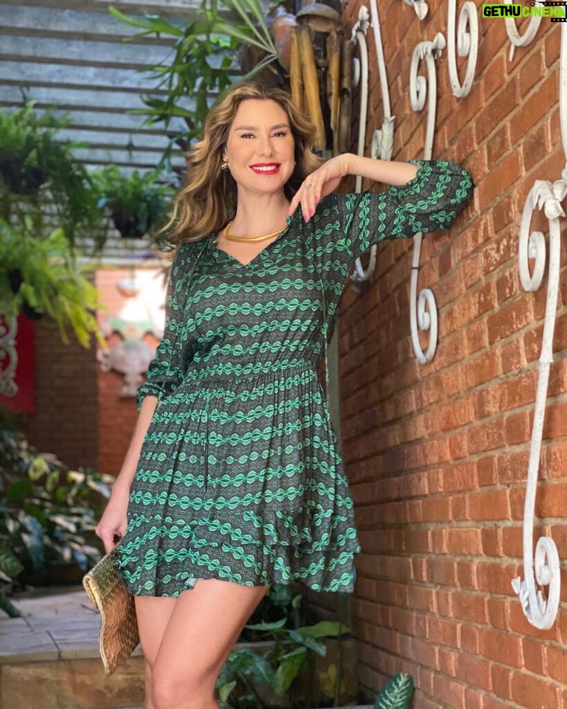 Lavínia Vlasak Instagram - Sinta o poder do seu estilo, transcenda os padrões! Como não amar um vestidinho com essa cor linda? 💚