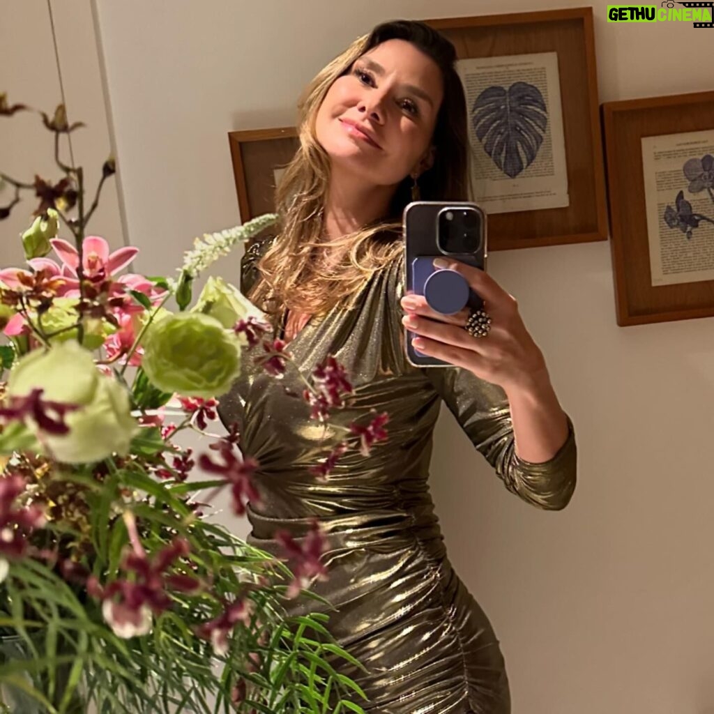Lavínia Vlasak Instagram - Mirror selfies…❤️💄 #goldendress