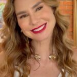 Lavínia Vlasak Instagram - Por quê não um batom vermelho em uma terça feira? 💄 #Make #BatomVermelho