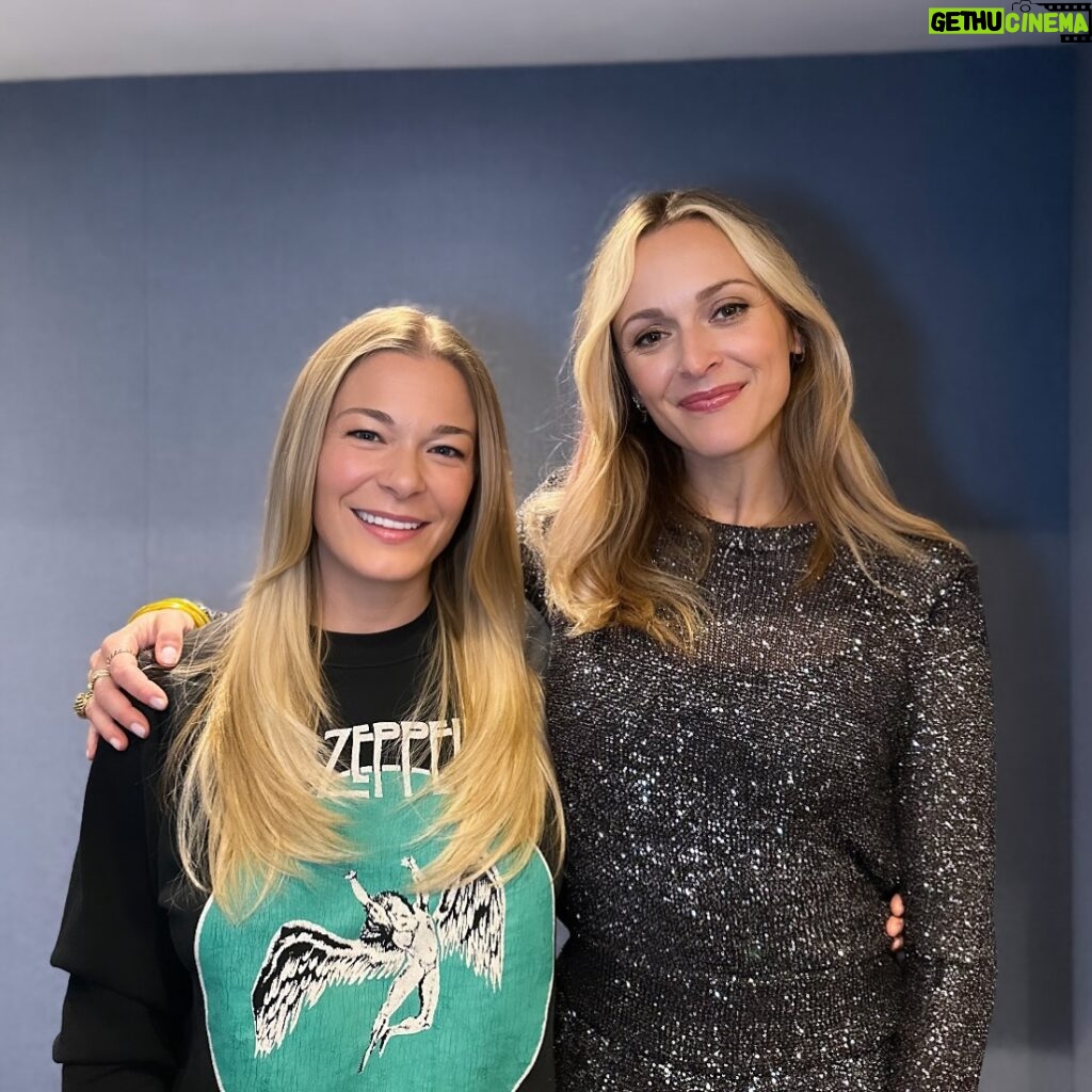 LeAnn Rimes Instagram - i may have been super tired and jet lagged but walking into the studio with fearne felt like the warmest hug during a day of non stop promo. you know it’s going to be a good chat when the producers have to interrupt you to ask you to hold for a moment, so they can start recording. please do go listen to @happyplaceofficial wherever you get your podcasts and be sure to hit the subscribe button when you’re there. looking forward to seeing you again on may 8th @fearnecotton 🤍