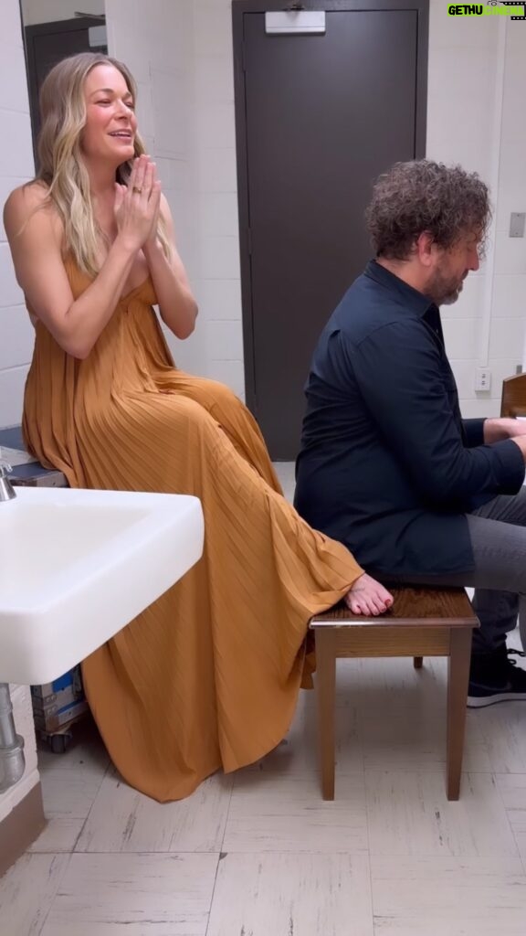 LeAnn Rimes Instagram - barefoot, bathroom sessions 👣 while i was busy in the uk announcing my show at the o2, you may have seen a little surprise i dropped in streaming services for you…. “god’s work: resurrected” features re-workings of “innocent” with the @orchidquartet, “imagined with love” with my loves from across the world (@sfgmc, @sglchoir & @nycgmc) and of course the best remixes courtesy of @daveaude. be sure to check it out if you haven’t already 🤍