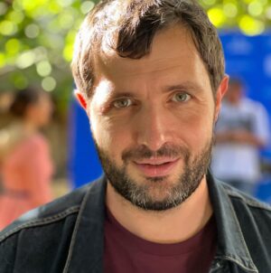 Leïla Bekhti Instagram - Toujours très concentrée au @ffangouleme 🧐
.
C’EST MON HOMME au cinéma le 18 janvier