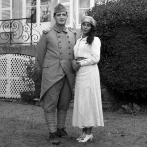 Leïla Bekhti Instagram - C’EST MON HOMME de Guillaume Bureau le 22 mars au cinéma …
.
Julien Delaunay a disparu sur un champ de bataille de la Grande guerre. Sa femme, Julie, ne croit pas qu’il soit mort. Et quand la presse publie le portrait d’un homme amnésique, elle est certaine de reconnaître Julien. Ils se retrouvent et réapprennent à s’aimer. Mais une autre femme réclame cet homme comme étant son mari.
.
📸 @maxencededry