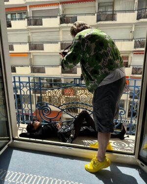 Leïla Bekhti Instagram - À Cannes j’ai :
- réfléchi visiblement 
- j’étais trop heureuse de retrouver des gens que j’aime 
- j’ai eu la chance de manger des pizzas 
- je me suis allongée sur un balcon 
- j’ai imité l’une de mes actrices préférées 
- j’étais avec des teams de rêve 
- j’ai assisté au dîner lights on women et c’est FATIMA KACI qui s’est distinguée avec son court métrage 
- j’ai croisé un des personnages de « je verrai toujours vos visages » mais qui?
- et on s’est pris pour Eminem pendant 30 secondes avec Adèle, je pensais qu’elle connaissait les paroles , j’ai été prise d’une jalousie profonde mais finalement elle faisait du Yahourt comme moi , du coup j’ai été hyper rassurée . 

.
Et évidemment bravo à Justine Triet et toute son équipe pour cette palme 💘