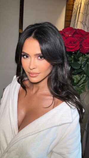 Leïla Ben Khalifa Instagram - Mommy Glow up with the help of the talented @assiamakeup_ 🌹