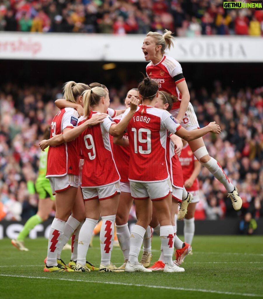 Leah Williamson Instagram - Thank you Emirates Stadium❤️🤍 This season you have changed the game for women’s football. Setting new standards, breaking records and being an unbelievable 12th man of support for us at this incredible stadium. If you had told me that I would walk out to this atmosphere and numbers in the crowd during my career, EVERY SINGLE GAME, I would not have believed you!! Until next season N7…🤩 See you at Borehamwood, last push x
