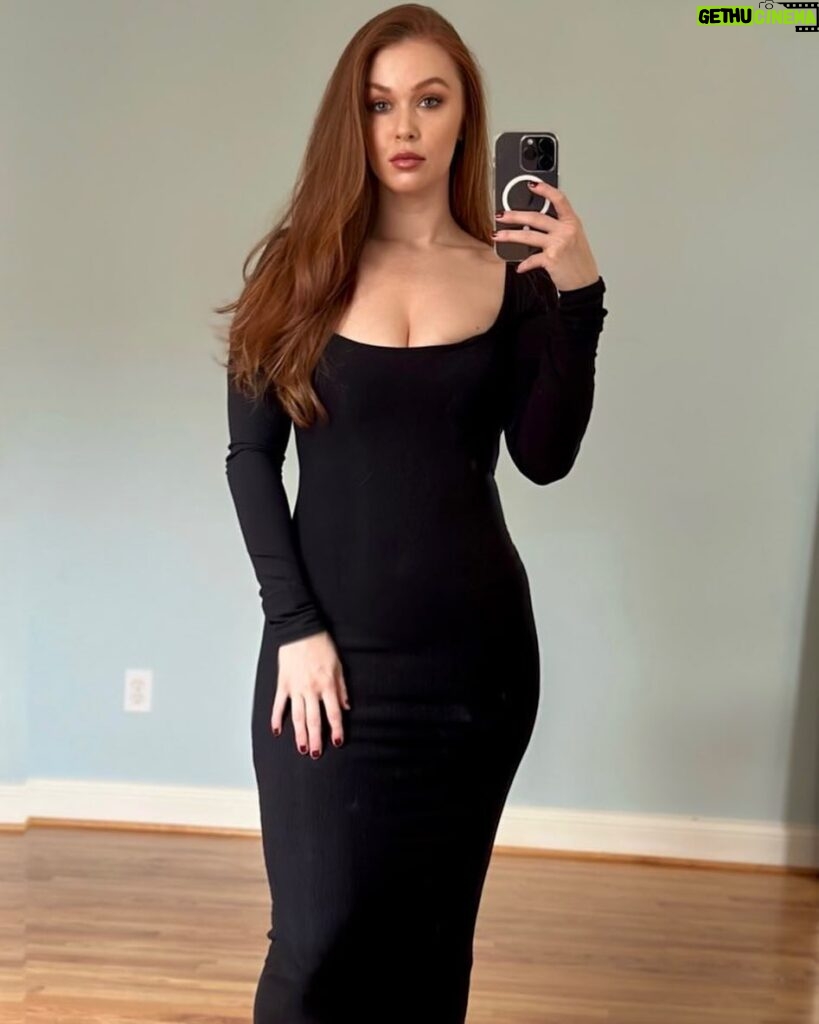 Leanna Decker Instagram - 🖤