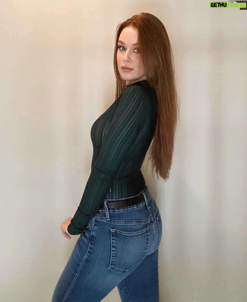 Leanna Decker Instagram - Documenting this rare occasion that I have jeans on 💚