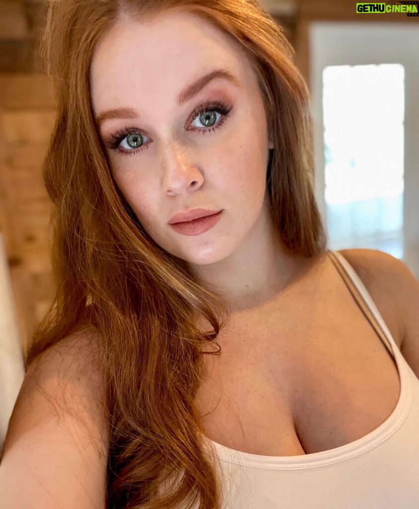 Leanna Decker Instagram - Yay for good window lighting ❤️ Hope everyone is happy and healthy on this Thursday!
