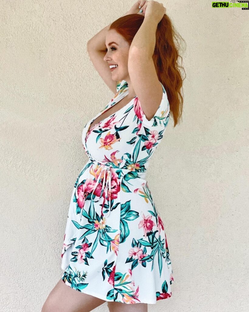 Leanna Decker Instagram - I’ve got the whole world in my hands ✨ #pregnancy #bumpdate #24weekspregnant #pregnancyjourney #maternityfashion #boymom