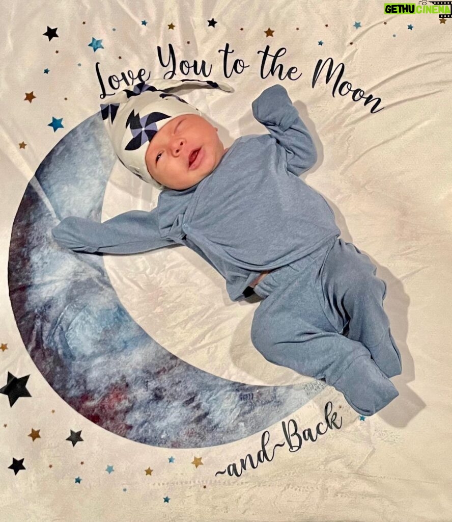 Leanna Decker Instagram - Just over here trying to grasp the fact that my baby boy is one month old 🥺💙 #timeisathief #boymom