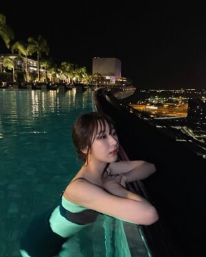 Lee Chae-yeon Instagram - 진짜 여름이 다가오네요🌴
싱가폴 밤이 참 예뻤는데🤍