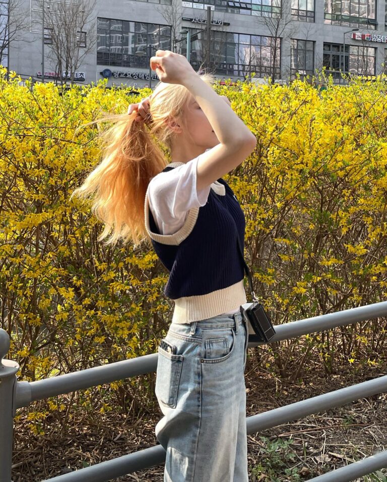 Lee Chae-yeon Instagram - 기분이 노랑노랑💛 내 머리 노랑노랑👩🏼 꽃도 노랑노랑🌼