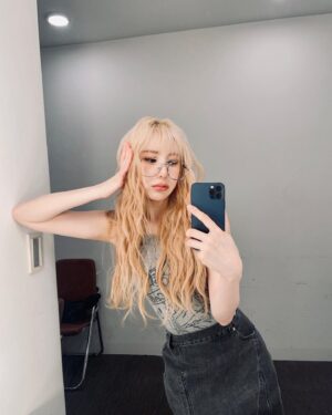Lee Chae-yeon Instagram - 내 머리카락 뽂뽂뽂음밥