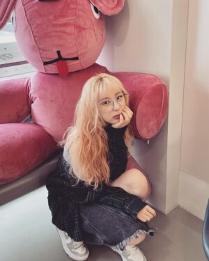 Lee Chae-yeon Instagram - 내 머리카락 뽂뽂뽂음밥