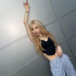 Lee Chae-yeon Instagram - 🐻‍❄️🤜🏻🚪 KNOCK로 1위 후보 두 번이나 올라갔다는 게 얼마나 기쁜 일인 지 몰라요.. 그리고 오늘은 처음 엔딩무대를 해봐서 너무 신기했답니다. 점점 커지는 응원소리는 절 미치게 하고 제 무대를 매번 새롭게 봐주시면 뿌듯하고 짜릿합니다...! 라됴에서.. 엔딩으로 급하게 부랴부랴 말했는데..ㅋㅋㅋㅋㅋㅋㅋㅋㅋㅋ 이 각박한 세계에서 퍼포먼스로 한 획을 긋는 솔로가수가 될 수 있도록 노력을 멈추지 않고 도전을 두려워하지 않겠습니다. 채리쉬 사랑해요🤍 전 이제 채리쉬 없으면 못살아요~♡