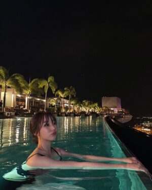 Lee Chae-yeon Instagram - 진짜 여름이 다가오네요🌴
싱가폴 밤이 참 예뻤는데🤍