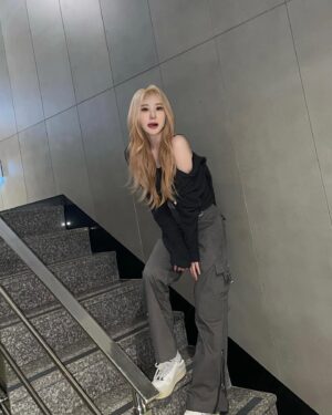 Lee Chae-yeon Instagram - 내일 보쟈🎤🩶