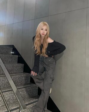 Lee Chae-yeon Instagram - 내일 보쟈🎤🩶