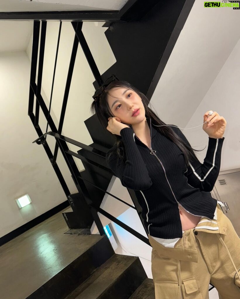 Lee Chae-yeon Instagram - Y2K?📞🖤