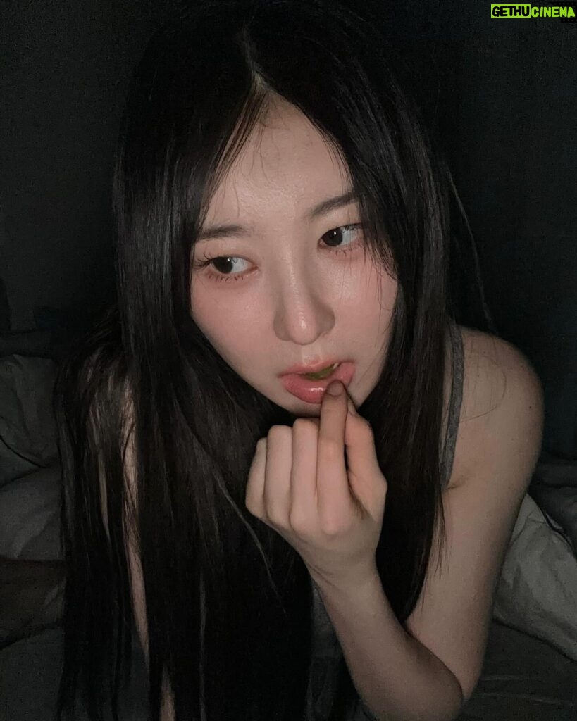 Lee Chae-yeon Instagram - 🍇