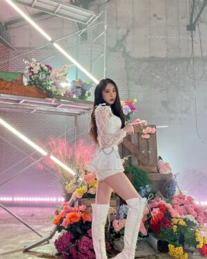 Lee Chae-yeon Instagram - HUSH RUSH 첫방 완료!
퍼포먼스 비디오도 나왔어요!!😆