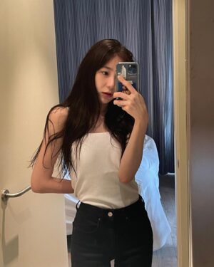 Lee Chae-yeon Instagram - 딸기찹쌀떡 먹고 싶어서 징징..그래도 공주라고 해줘서 고마워 칭구야🍓
