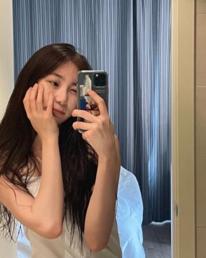 Lee Chae-yeon Instagram - 딸기찹쌀떡 먹고 싶어서 징징..그래도 공주라고 해줘서 고마워 칭구야🍓