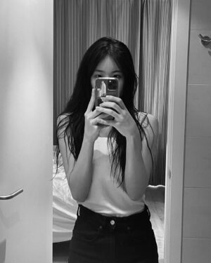 Lee Chae-yeon Instagram - 딸기찹쌀떡 먹고 싶어서 징징..그래도 공주라고 해줘서 고마워 칭구야🍓