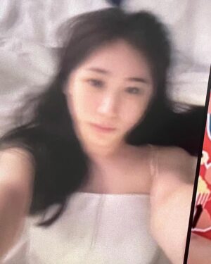 Lee Chae-yeon Instagram - 딸기찹쌀떡 먹고 싶어서 징징..그래도 공주라고 해줘서 고마워 칭구야🍓