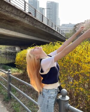 Lee Chae-yeon Instagram - 기분이 노랑노랑💛
내 머리 노랑노랑👩🏼
꽃도 노랑노랑🌼
