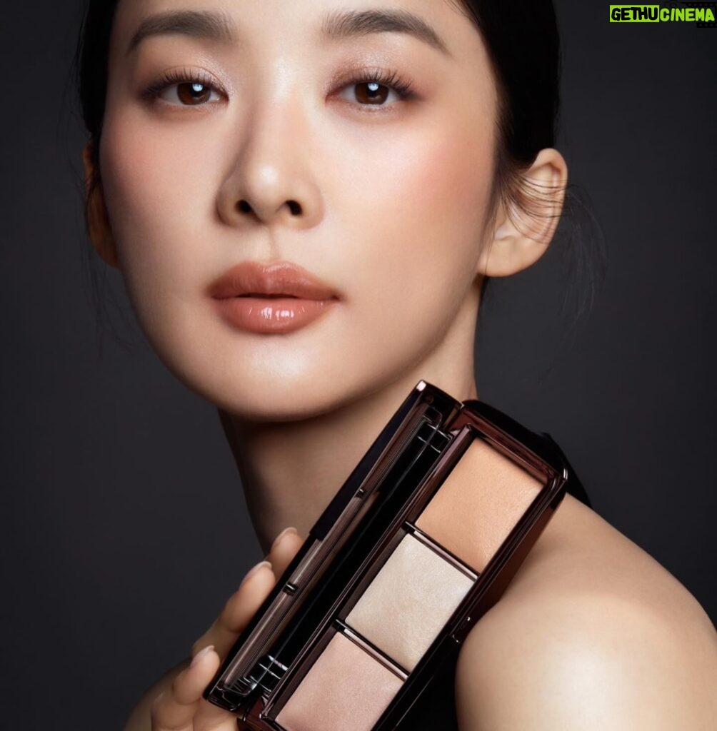 Lee Chung-ah Instagram - @hourglasscosmetics Pick your Color💄 HOURGLASS 💄 #AD #광고모델 #아워글래스 #팬텀볼류마이징글로시밤 #WISH #청아코랄 #HOURGLASS #PHANTOMVOLUMIZINGGLOSSYBALM #AMBIENTLIGHTINGPALETTE