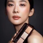 Lee Chung-ah Instagram - @hourglasscosmetics Pick your Color💄 HOURGLASS 💄 #AD #광고모델 #아워글래스 #팬텀볼류마이징글로시밤 #WISH #청아코랄 #HOURGLASS #PHANTOMVOLUMIZINGGLOSSYBALM #AMBIENTLIGHTINGPALETTE