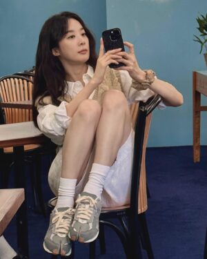 Lee Chung-ah Instagram - 🖖🏼🩵🫰🏼