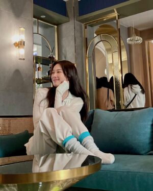 Lee Chung-ah Instagram - Yoon Si-Hyeon 🧦

채희 아가씨 오시기 전의 평화 

#Celebrity #Episode7
@netflixkr